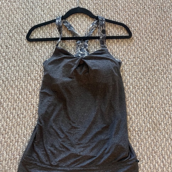 Lululemon tank top. Size 8. Built in bra, medium support. Loose hip - Picture 3 of 12